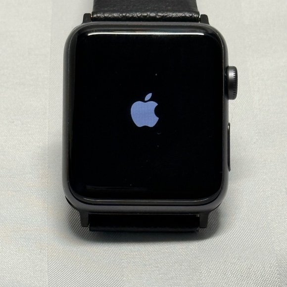 Apple Watch Series 3 (42mm) – Aluminum Case + GPS – Black Leather Band - Picture 6 of 8